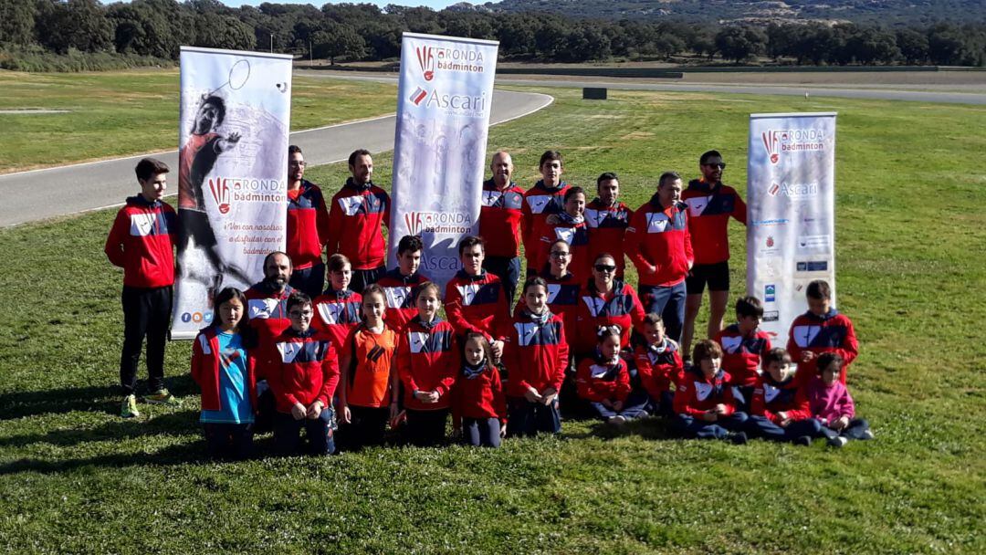 Miembros del club de bádminton en las instalaciones del circuito Ascari