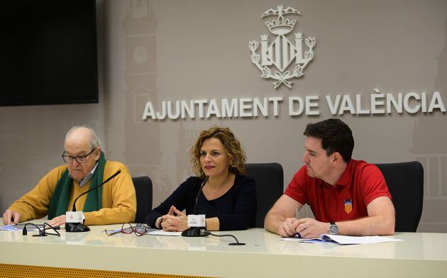La concejala de deportes, Pilar Bernabé, junto al presidente de la Federación de Natación de la Comunitat Valenciana, Marco Ribera, y el presidente de ASPANION (Asociación de Padres de Niños con Cáncer de la Comunidad Valenciana), Jesús María González Marín, presentando la I Travesia de Nadal al Port de València