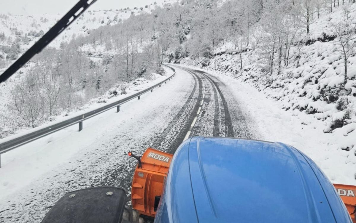 Equipo de vialidad invernal del Gobierno de La Rioja