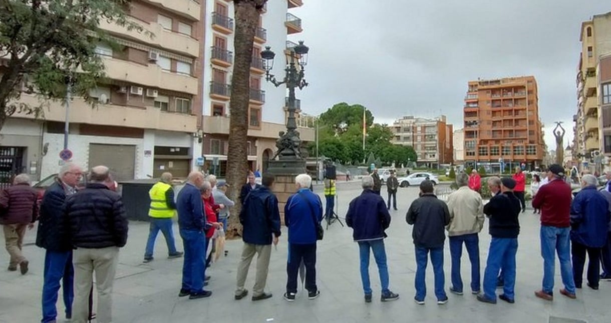 Pensionistas de Linares durante un acto en el Paseo de Linarejos.