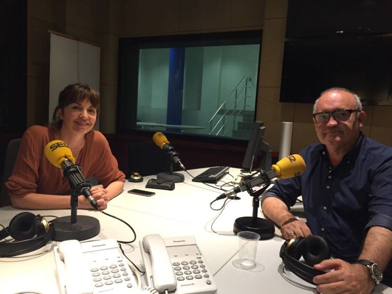 Àgata Roca i Albert Elfa, als estudis de Ràdio Barcelona.