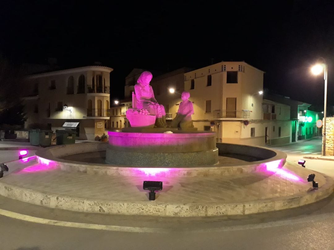 El monumento de La Palmira iluminado de morado