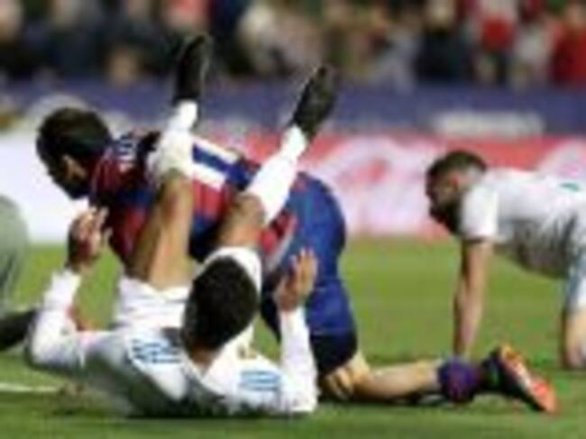 GRAF4282. VALENCIA, 03/02/2018.- El centrocampista italiano del Levante Gianpaolo Pazzini (c) consigue el segundo gol del equipo ante el Real Madrid, durante el partido de Liga en Primera División que se disputa esta noche en el estadio Ciutat de València. EFE/Miguel Ángel Polo