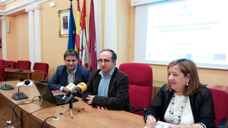 David Muriel, el profesor Ignacio Molina y Raquel Alonso presentan el Plan contra la Despoblación
