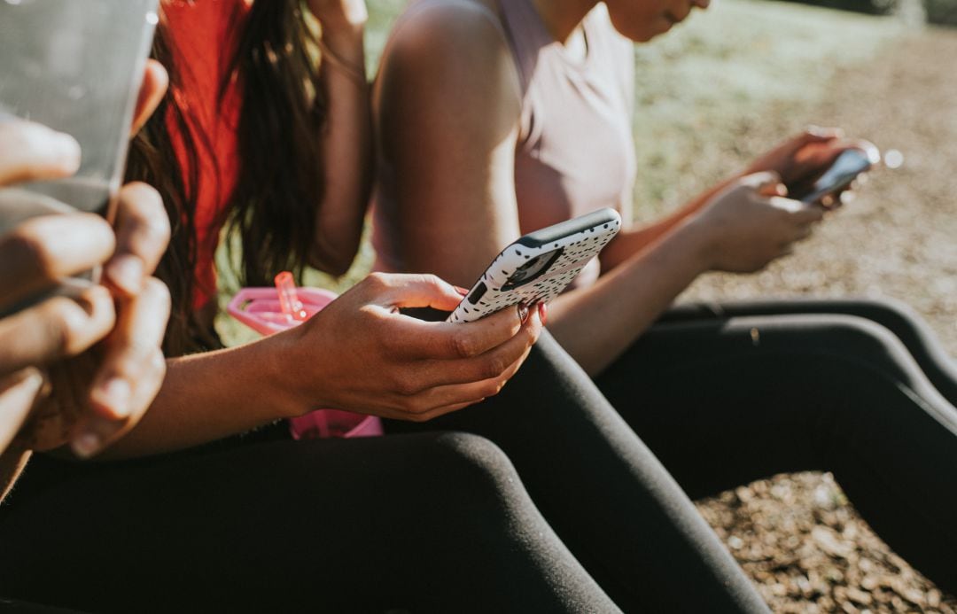 Jóvenes utilizando las redes sociales.