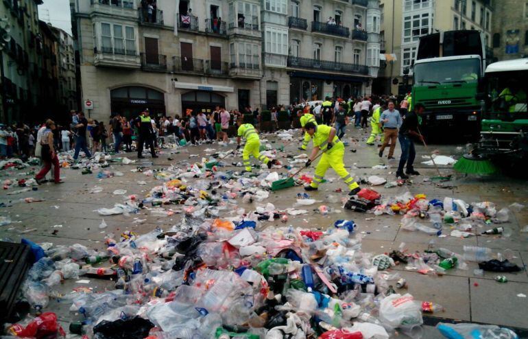 Operarios de limpieza de FCC durante las fiestas de Vitoria