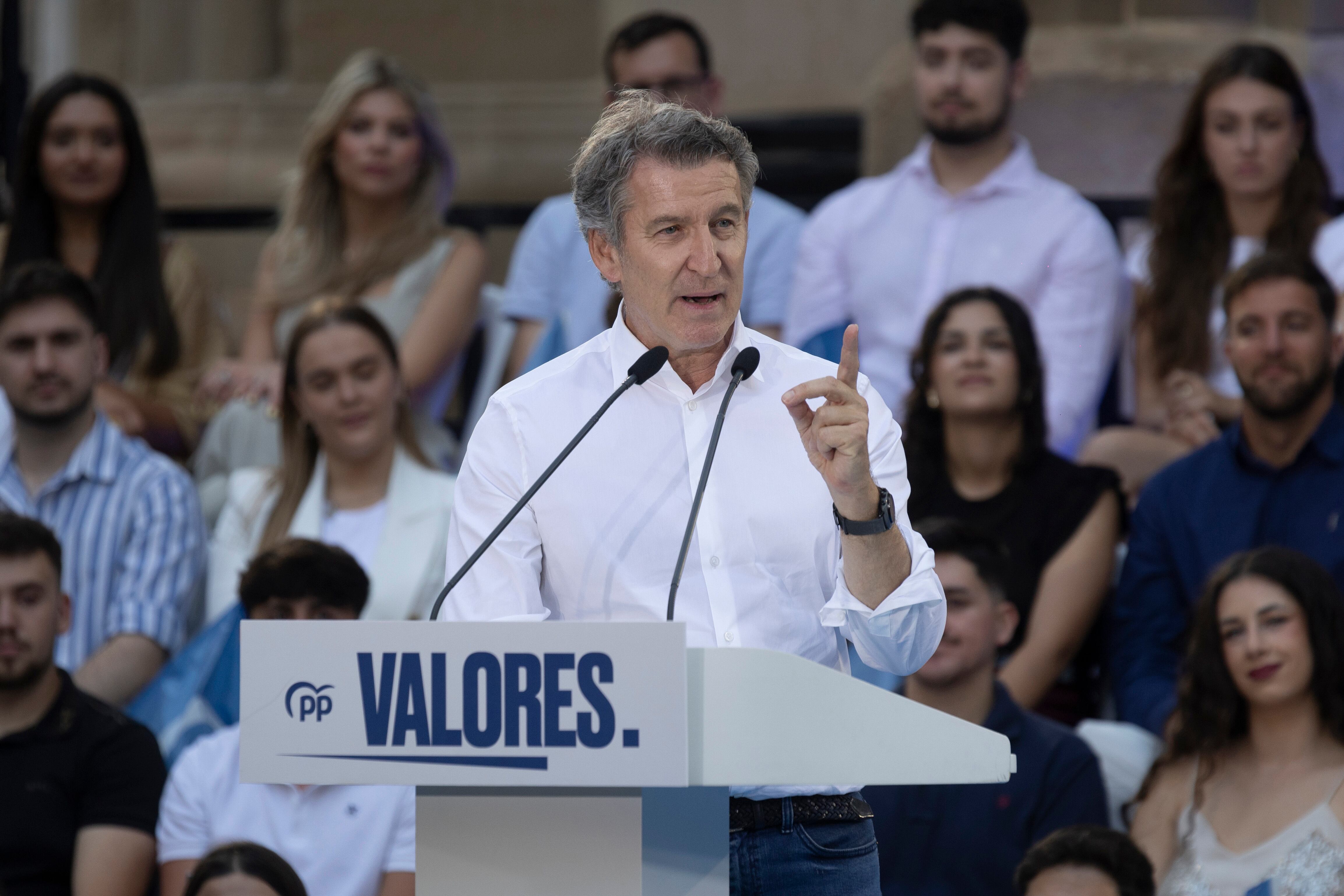 MURCIA, 11/06/2025.- El presidente del Partido Popular, Alberto Núñez Feijóo, durante el acto del partido celebrado este miércoles en la plaza de Los Apóstoles de Murcia. EFE/Marcial Guillén
