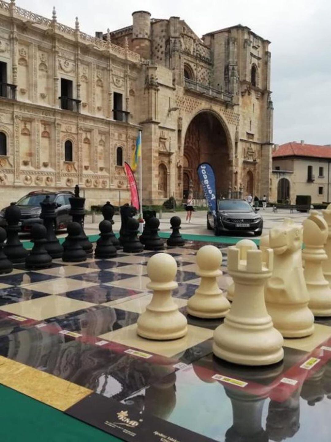 Los monumentos más emblemáticos de León estarán decorados con piezas de ajedrez durante la celebración del Magistral Ciudad de León 