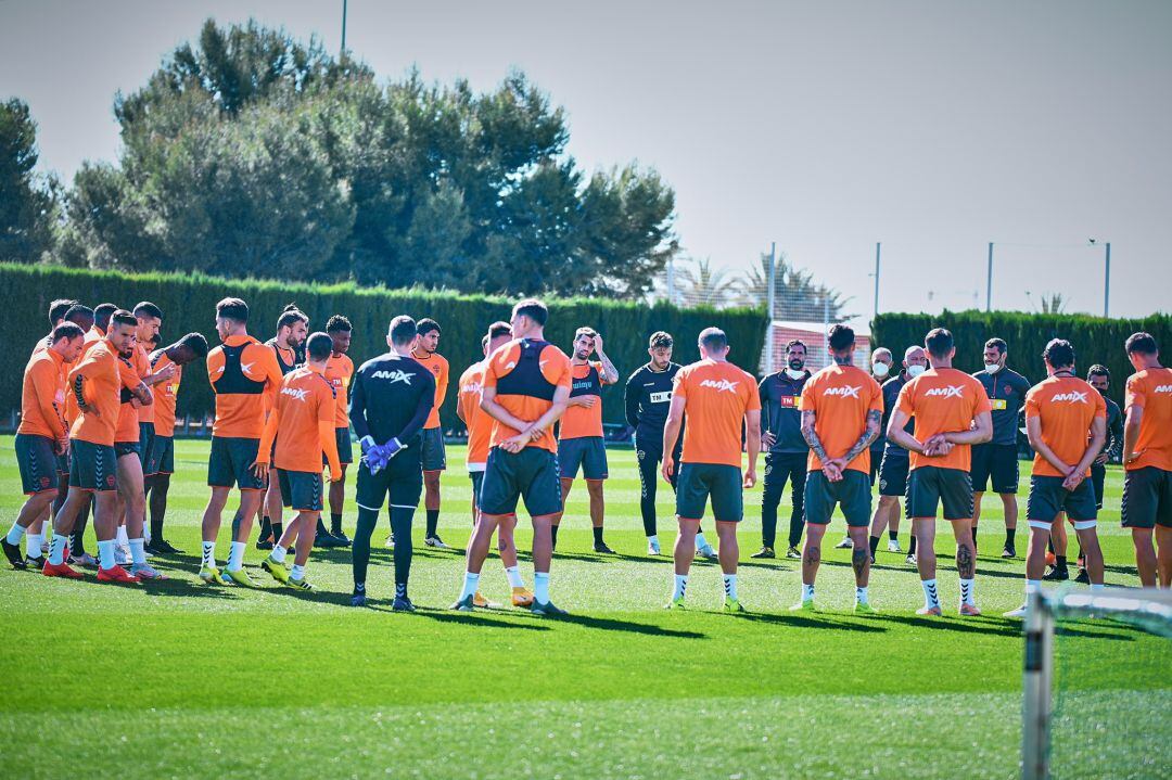 Los jugadores del Elche antes de un entrenamiento en el Díez Iborra