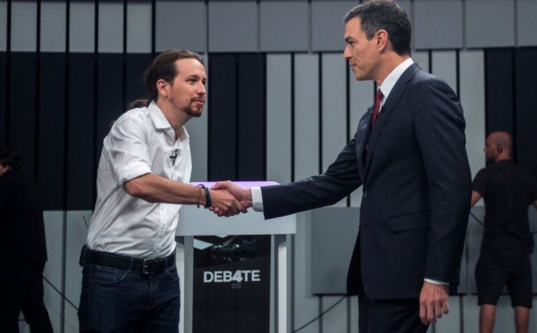 Pablo Iglesias y Pedro Sánchez se saludan al comienzo del debate