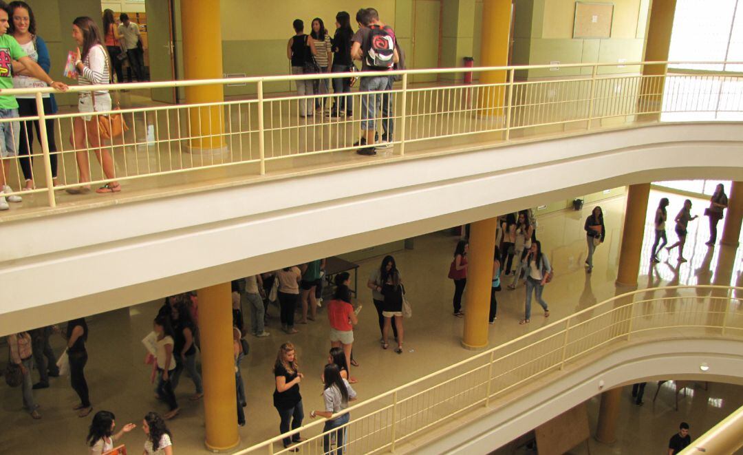 Estudiantes de la UJA en una de las facultades.