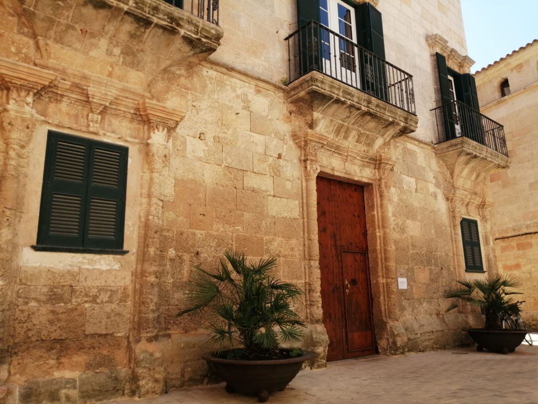 S'ha restaurat tota la fusteria de l'immoble com a pas previ d'altres actuacions com la recuperació de la façana.