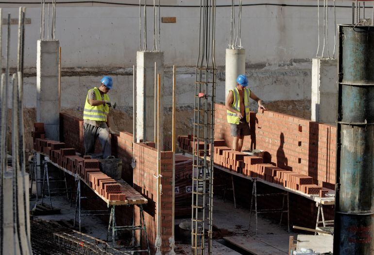 Imagen de unos trabajadores de la construcción en unas obras