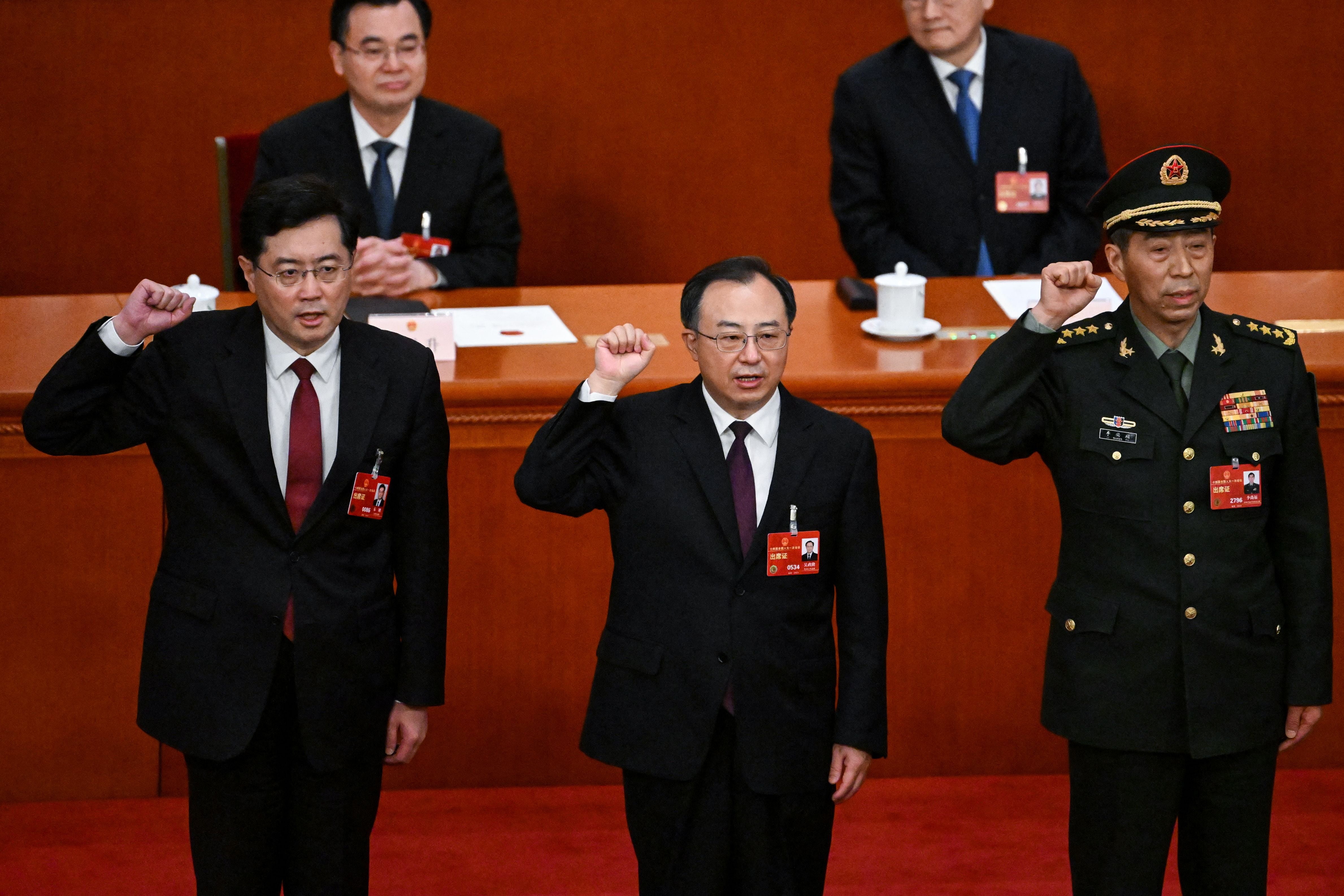 (De izquierda a derecha) El nuevo ministro de Exteriores chino, Qin Gang; el secretario general de Consejo de Estado de la República Popular, Wu Zhenglong, y el nuevo ministro de Defensa, el general Li Shangfu