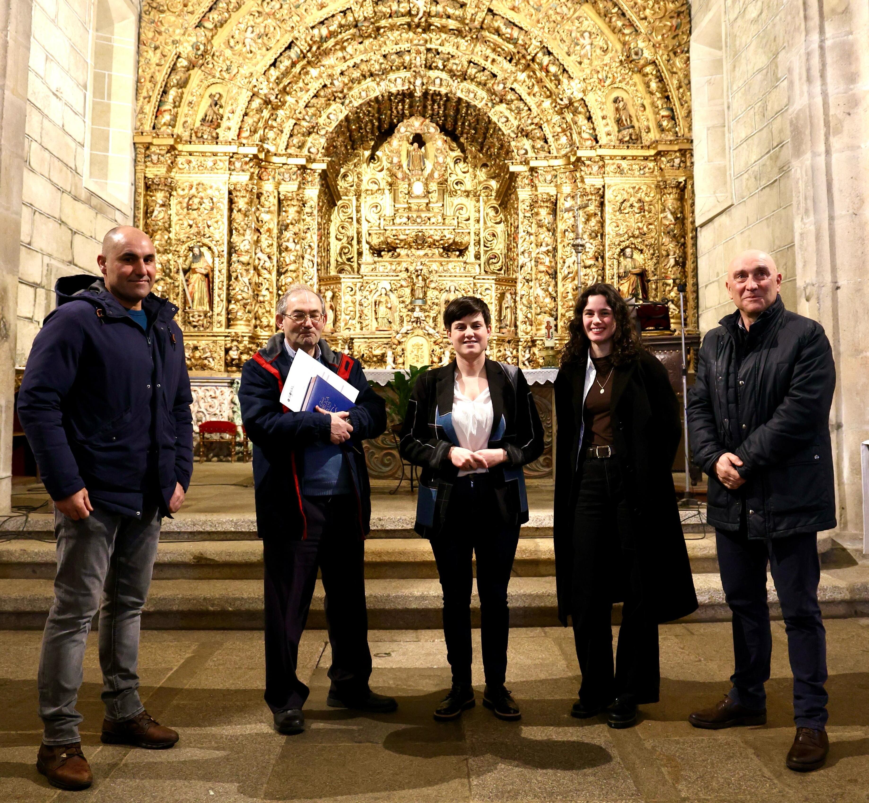 Ánxela Fernández, alcaldesa de O Rosal (centro), junto al concejal Germán Fernández; el párroco de la iglesia de Santa Mariña, D. Julio Ramoso; la investigadora Noa Rodríguez, y el Catedrático de la USC, Juan Manuel Monterroso Montero.