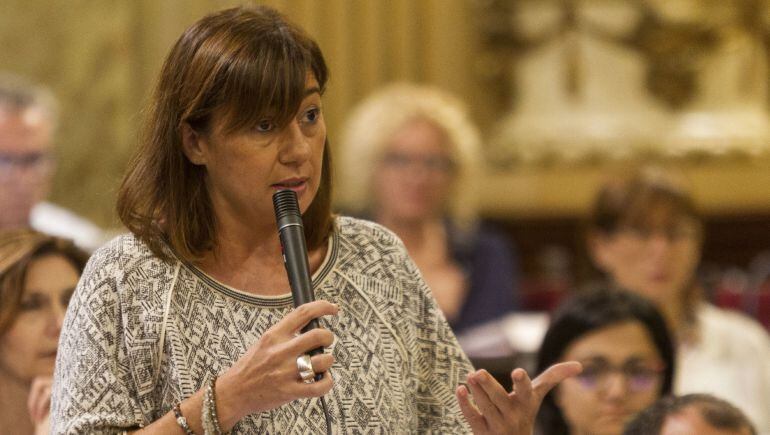 La presidenta de las Islas Baleares, Francina Armengol, durante su intervención hoy en el pleno del Parlament, en la que ha afirmado que tienen que ser &quot;fieles al compromiso con los ciudadanos&quot; para defender su postura contraria a la abstención de los soc