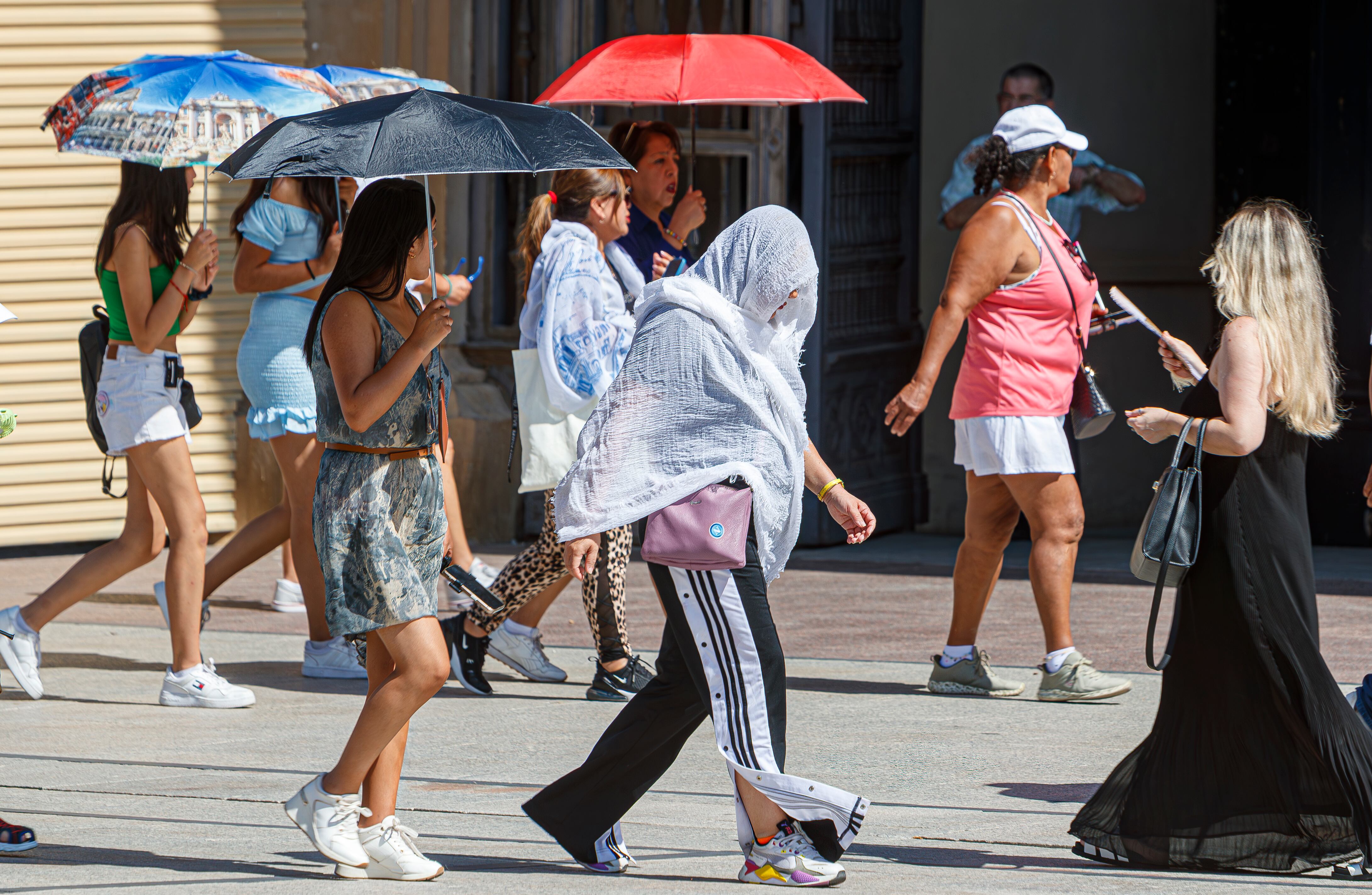 ZARAGOZA, 11/08/2024.- La Agencia Estatal de Meteorología (Aemet) anuncia para este domingo en Aragón temperaturas elevadas, especialmente las máximas de la mitad norte que pueden llegar a 41 grados en Zaragoza, con predominio de cielo poco nuboso o despejado, con nubosidad de evolución diurna en el Pirineo y en el Sistema Ibérico. En la imagen, varios turistas en la Plaza de El Pilar de Zaragoza. EFE/JAVIER BELVER
