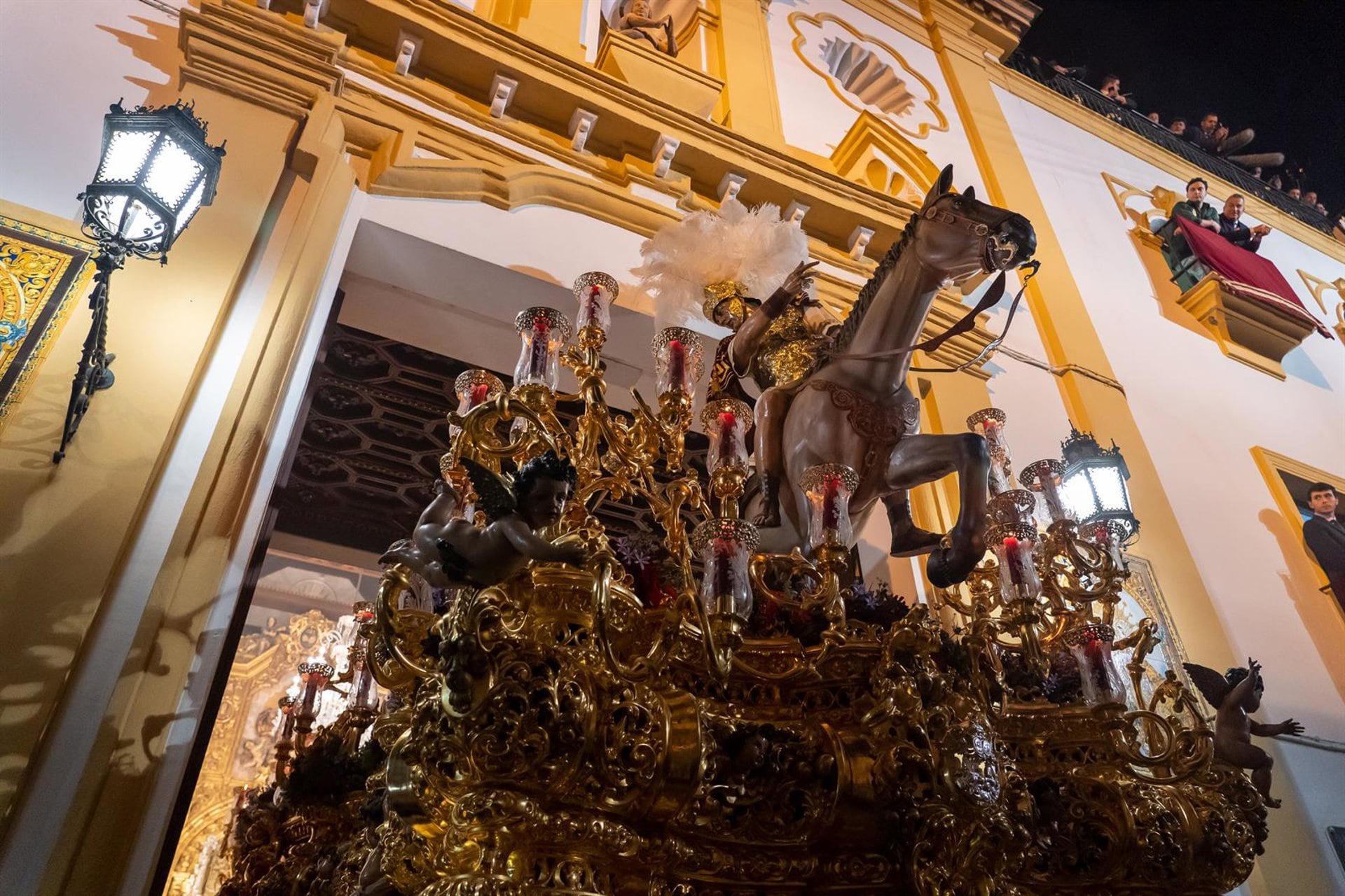 El Cristo de las Tres Caídas saliendo de la Capilla de los Marineros, a 7 de abril de 2023, en Sevilla, (Andalucía, España).