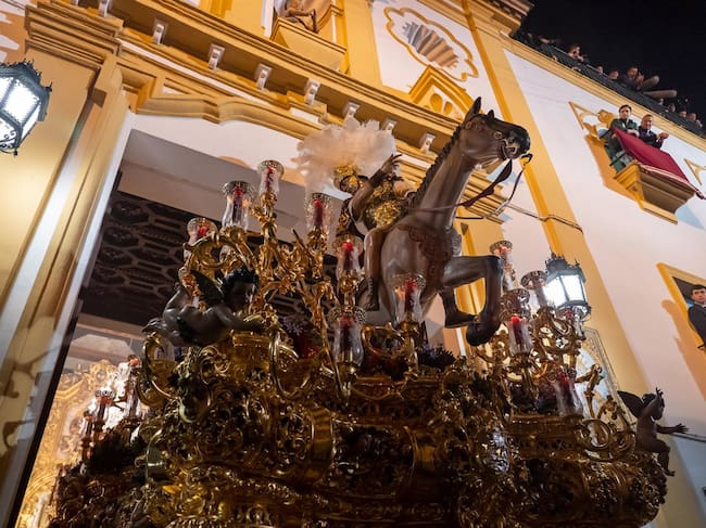 El Cristo de las Tres Caídas saliendo de la Capilla de los Marineros, a 7 de abril de 2023, en Sevilla, (Andalucía, España).