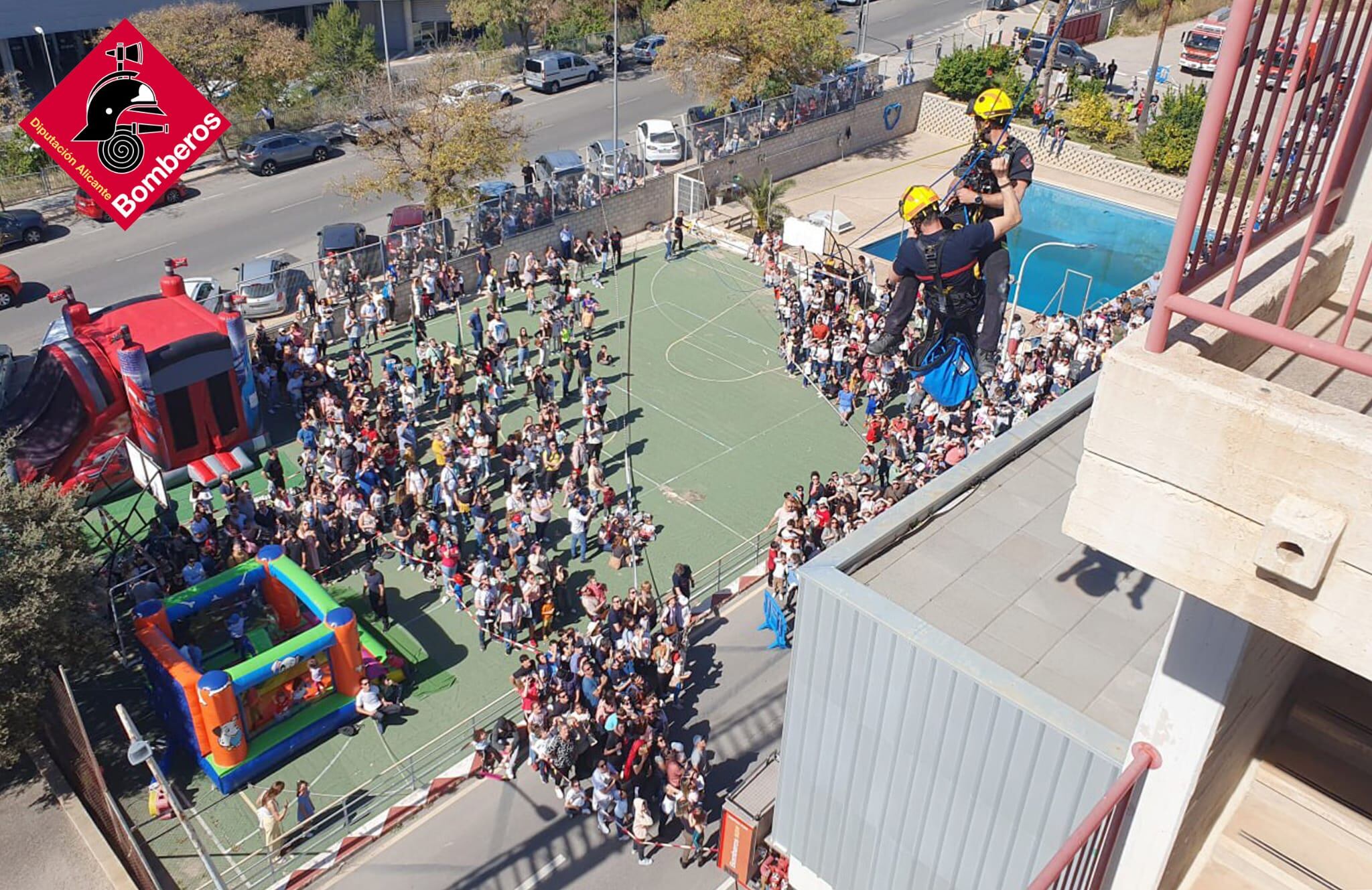 Demostración de los bomberos de Benidorm en su parque
