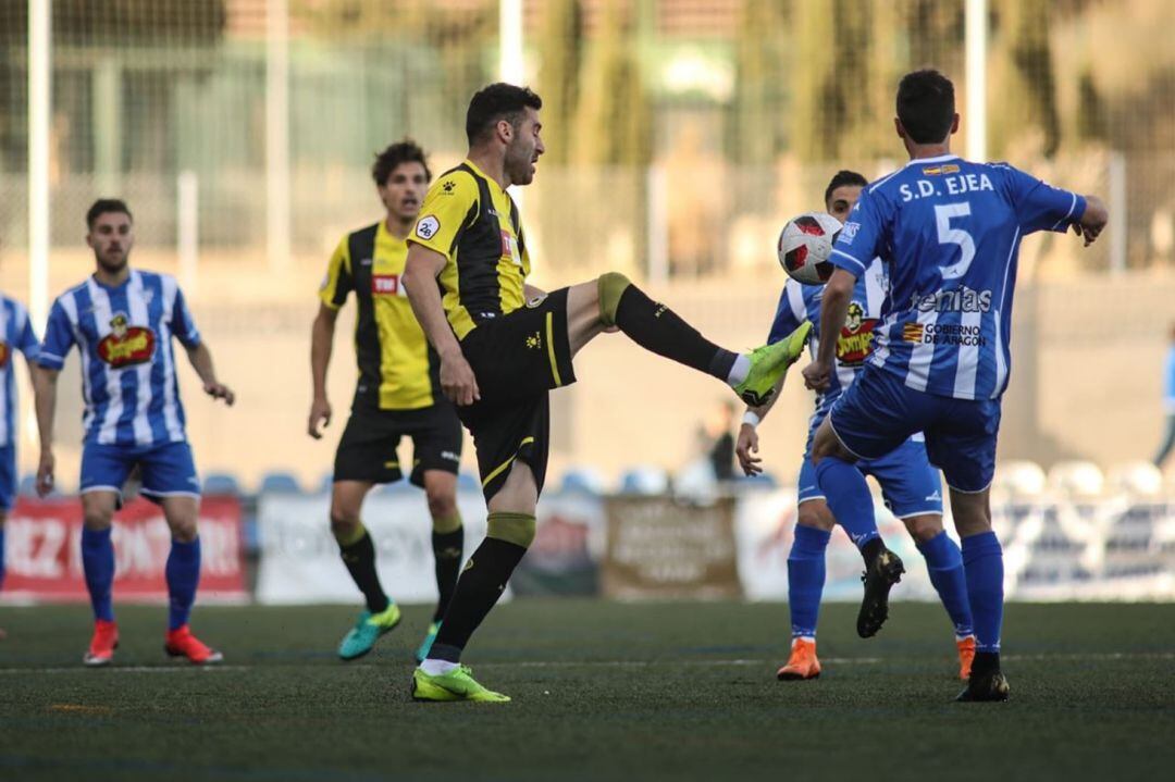 Benja intenta controlar el balón ante Lucho