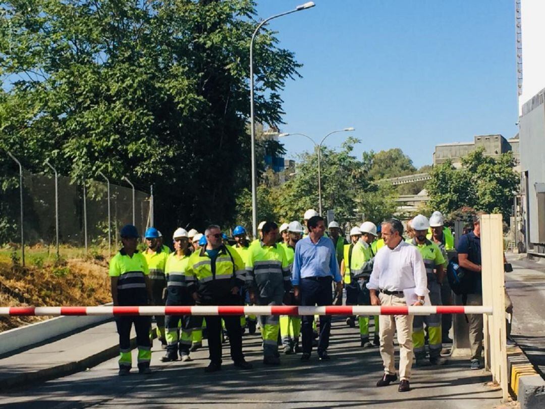 El alcalde de Córdoba, José María Bellido y el teniente de alcalde de urbanismo, Salvador Fuentes, tras su reunión con los trabajadores de Cosmos, a las puertas de la cementera. 