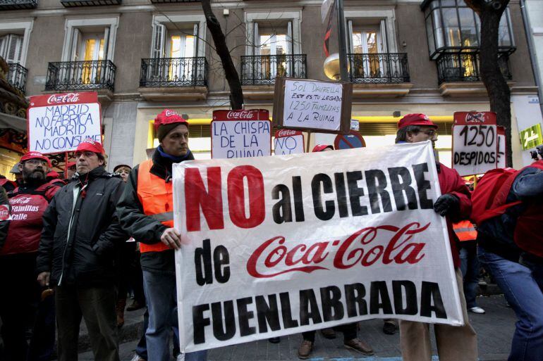 GRA297. MADRID, 06/02/2014.- Trabajadores de Coca Cola durante la concentración que han llevado a cabo ante la sede del PP de Madrid para exigir a la empresa que dé marcha atrás en sus planes para cerrar su planta de Fuenlabrada. Los trabajadores de la planta de Fuenlabrada están en huelga indefinida desde el pasado 31 de enero, cuando iniciaron una serie de movilizaciones para concienciar a la ciudadanía de su situación y pedir su apoyo para boicotear a Coca-Cola en Madrid con el lema &quot;En Madrid no se fabrica, en Madrid no se consume&quot;. EFE/ZIPI