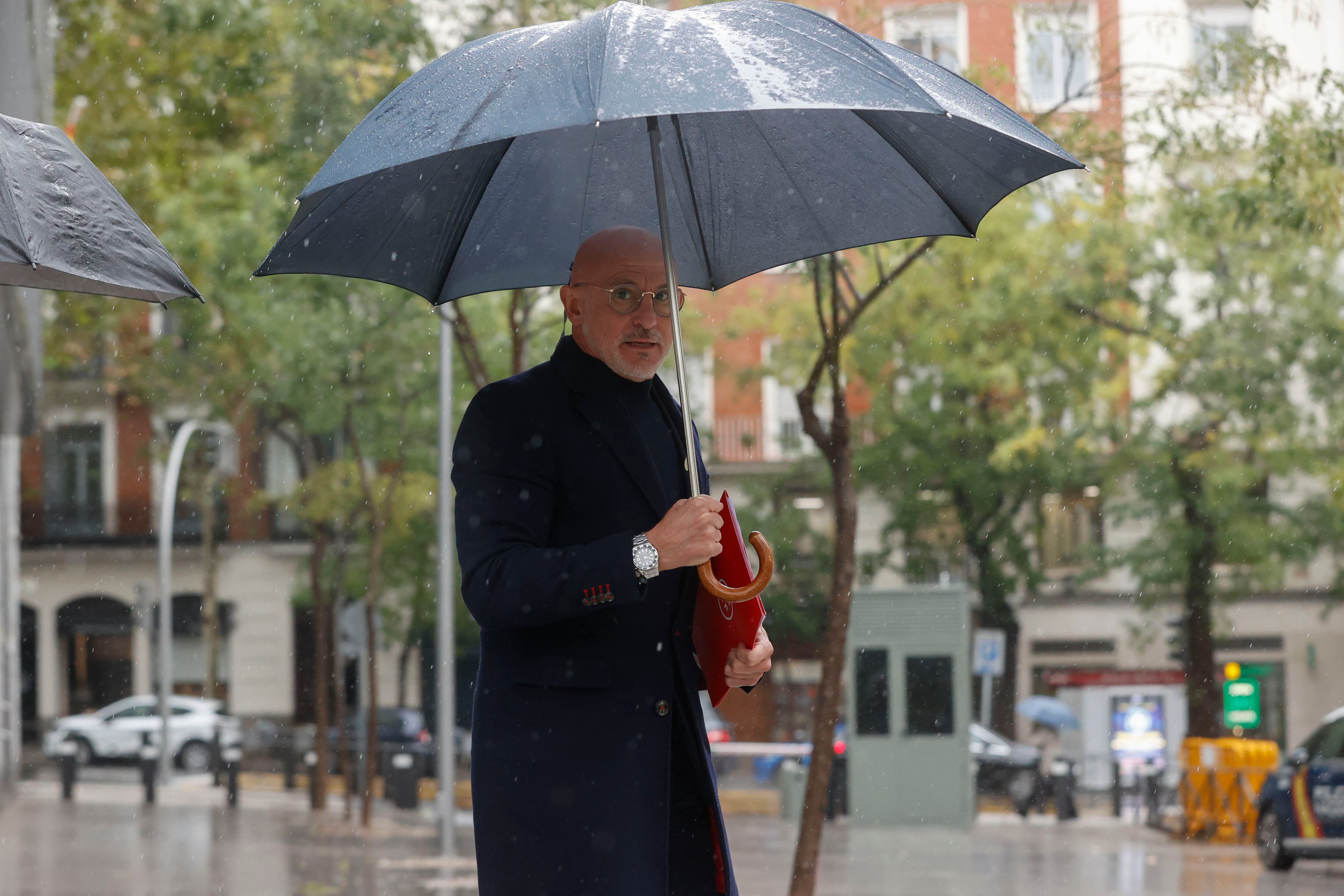 El seleccionador nacional de fútbol, Luis de la Fuente, sale de la Audiencia Nacional en Madrid tras comparecer ante el juez