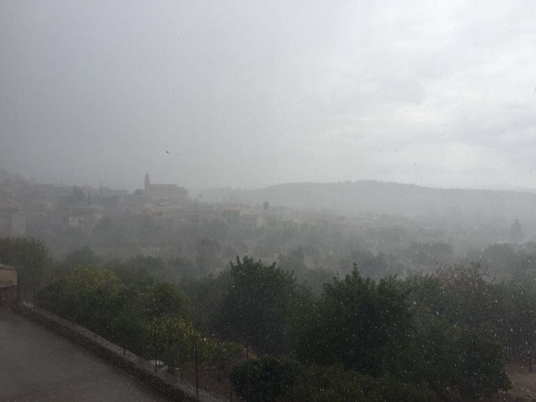 Imagen de las fuertes lluvias que han caído este sábado por la mañana en la localidad mallorquina de Caimari