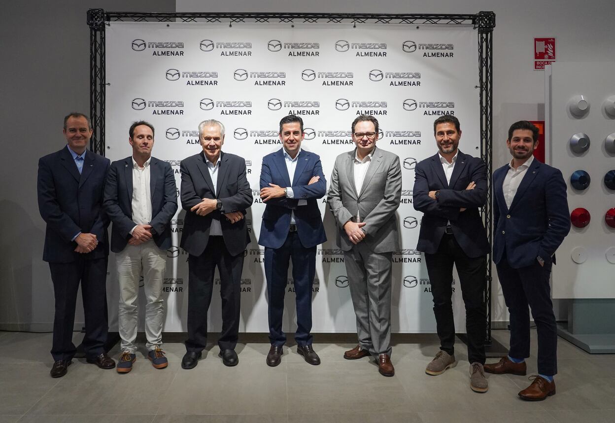 Enrique Torregrosa, Ignacio Beamud y Sergio Torregrosa, junto a los directivos de Mazda Motor España