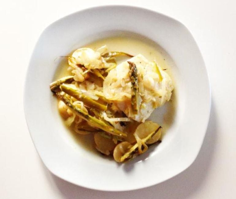 Bacalao y espárragos encebollados con patatas panaderas.