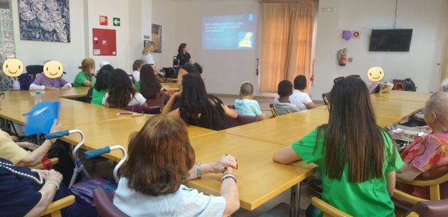 Taller de Terapia Asistida con Animales en la Residencia y Centro de Día Orpea de Cartagena en colaboración con la Asociación 4 gatos.