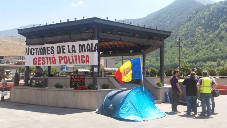 Els primers manifestants acampant a la plaça del Poble per protestar contra l'encariment dels preus dels lloguers.