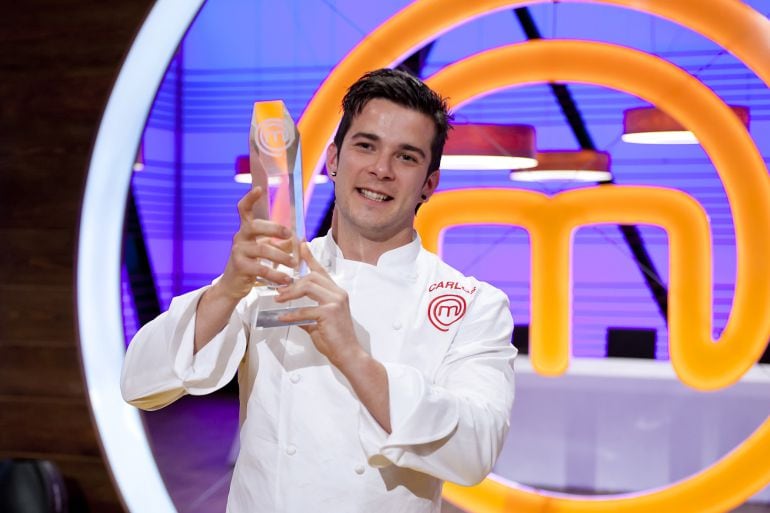 Carlos Maldonado levanta el trofeo de ganador de &#039;Masterchef&#039;