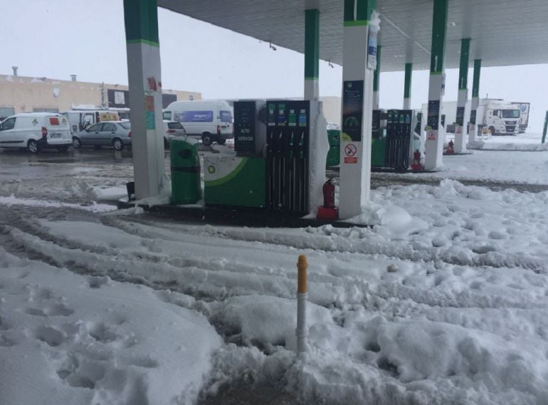 Así estaba esta mañana una gasolinera en el entorno del puerto de Paniza 