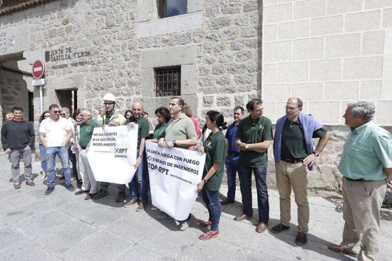 La manifestación ha tenido lugar a las puertas de la Delegación Territorial de la Junta de Castilla y León, en la plaza de Santa Ana