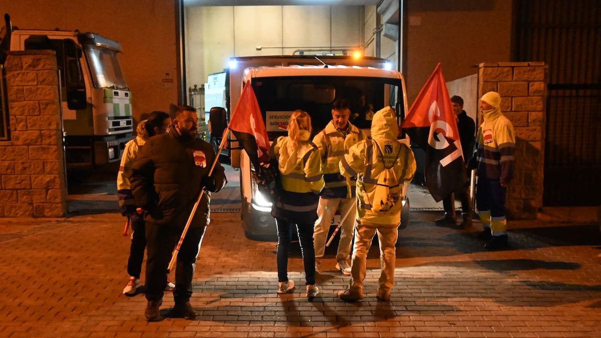 Juan Martínez, delegado de CGT, anuncia la desconvocatoria temporal de la huelga de limpieza en Loranca, Fuenlabrada