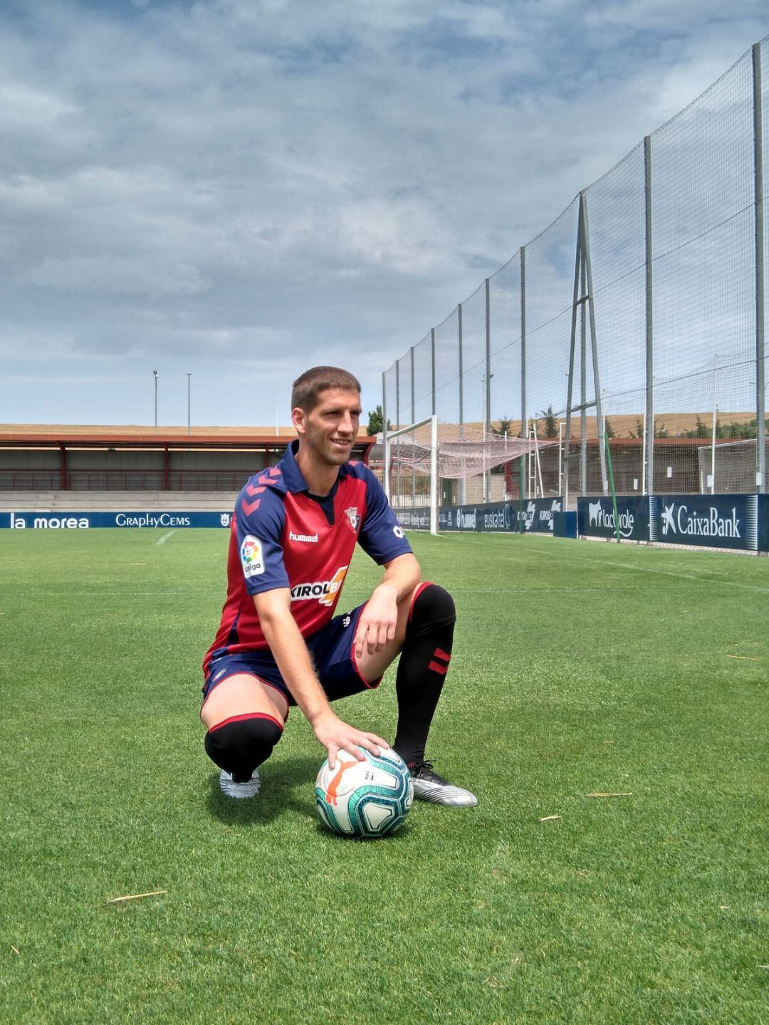 El centrocampista serbio ya viste colores rojillos