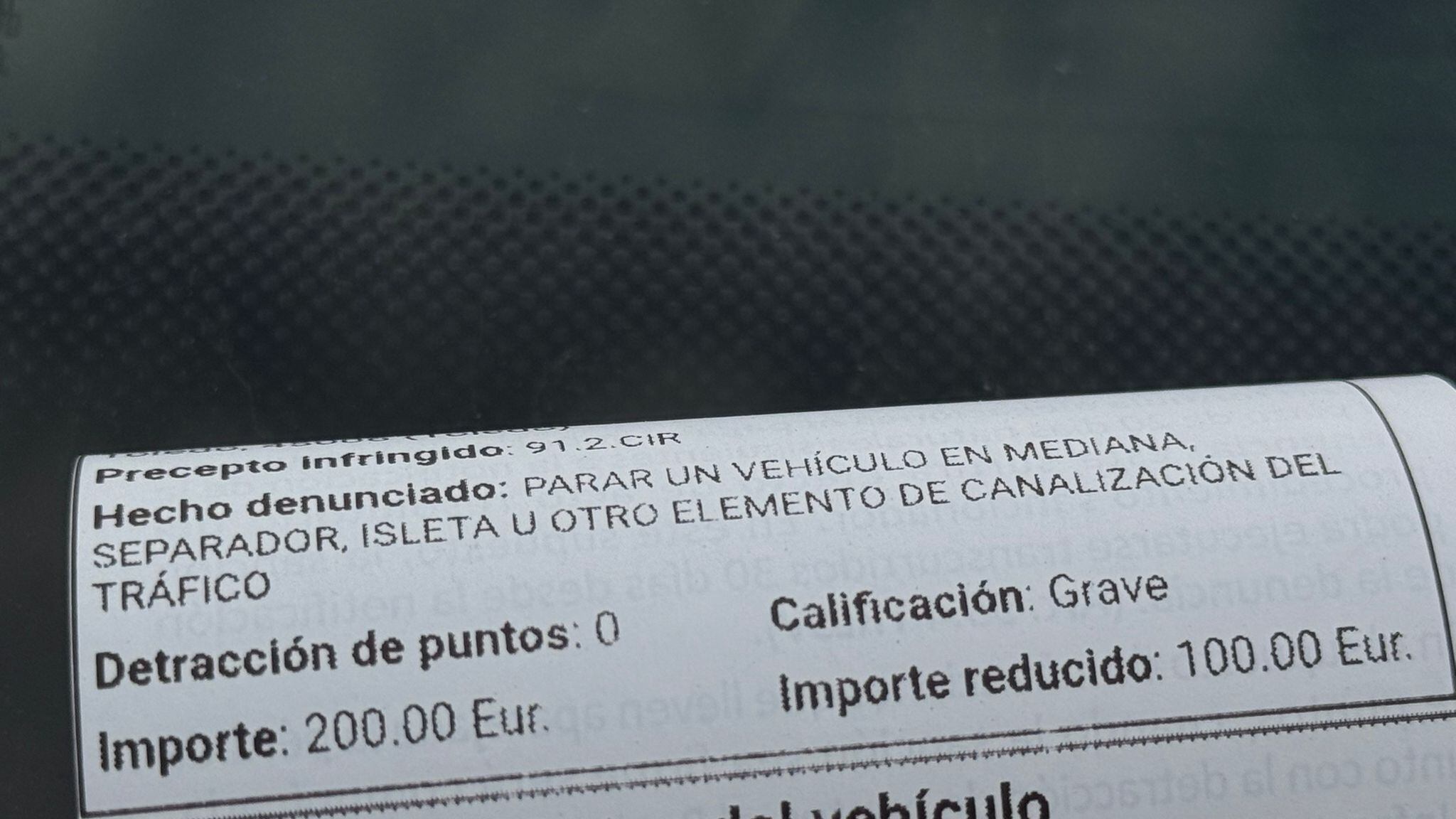 Detalle de una de las multas interpuestas en el aparcamiento de Azarquiel de Toledo