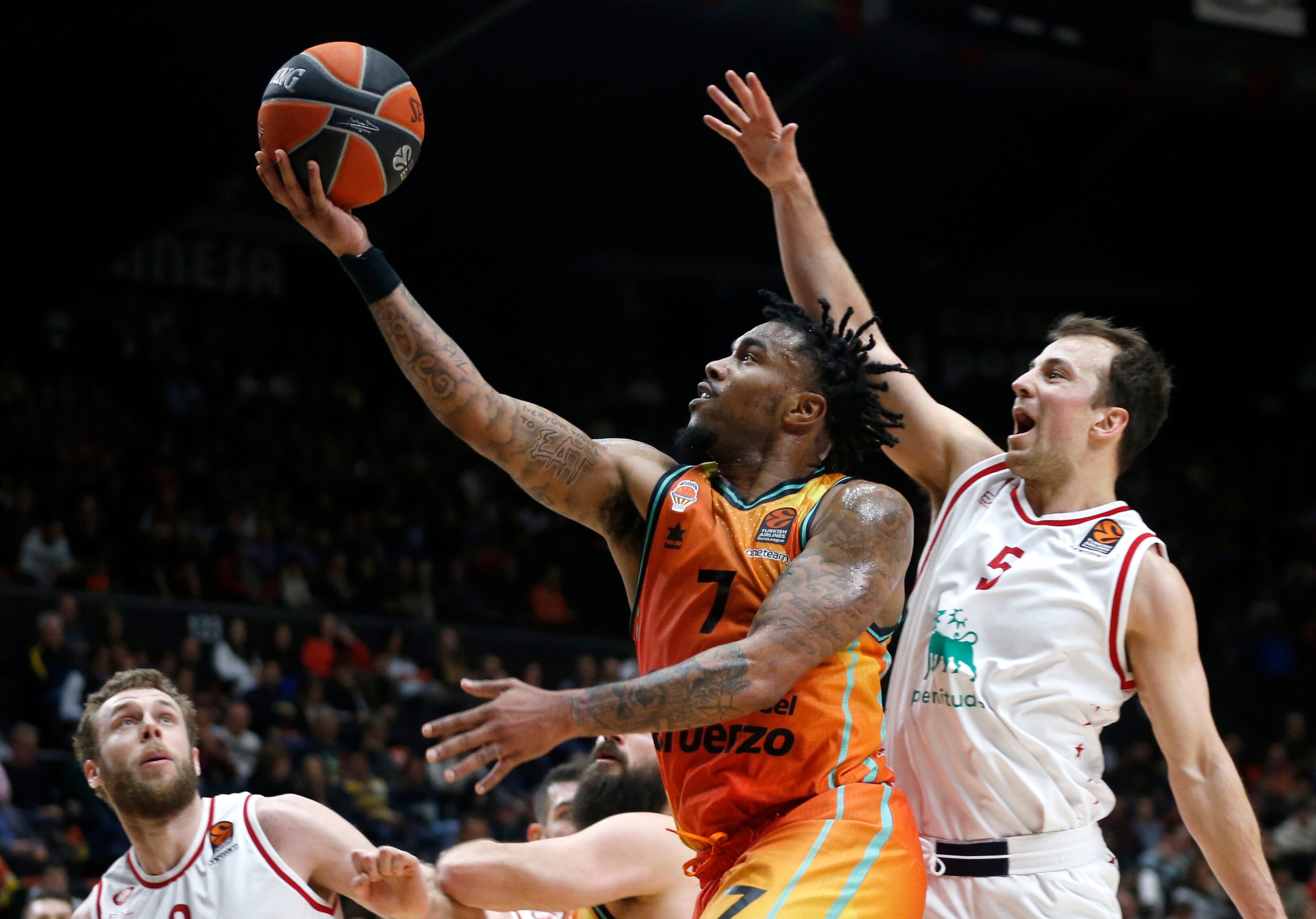 VALENCIA, 07/03/2023.- El escolta armenio del Valencia Basket, Chris Jones (c) juega un balón ante Kevin Pangos (d), escolta canadiense del Emporio Armani Milán, durante el partido de la Euroliga de baloncesto que Valencia Basket y Emporio Armani Milán disputan este martes en el pabellón de la Fuente de San Luis. EFE/Miguel Ángel Polo
