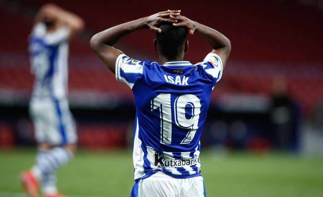 Alexander Isak se lamenta de una jugada fallida esta temporada 