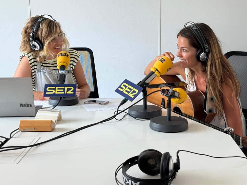 La cantante Sofia Ellar en Hoy por Hoy Cantabria con Lucía Pombo.