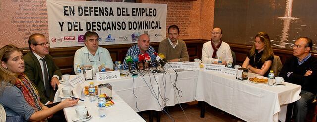 El representante de CCOO, Luís Sáez, en el centro de la imagen, flanqueado a la izquierda por Orlando Aranzana (UGT) y a la derecha por Alejandro García (AVADECO)