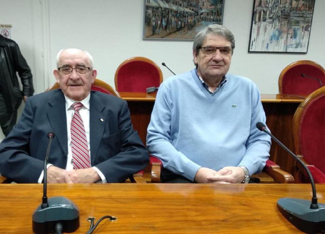 Pedro de Benito (izda) junto a Abelardo Antón en el homenaje celebrado hace un año a los presidentes que ha tenido Cruz Roja Aranda