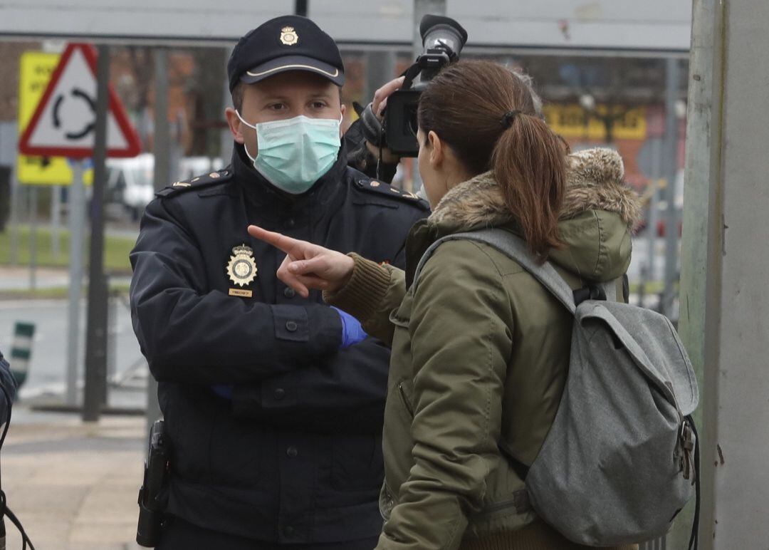 Efectivos de la Guardia Civil y de la Unidad de Intervención Policial (UIP) de la Policía Nacional realizan controles en la frontera con Francia.