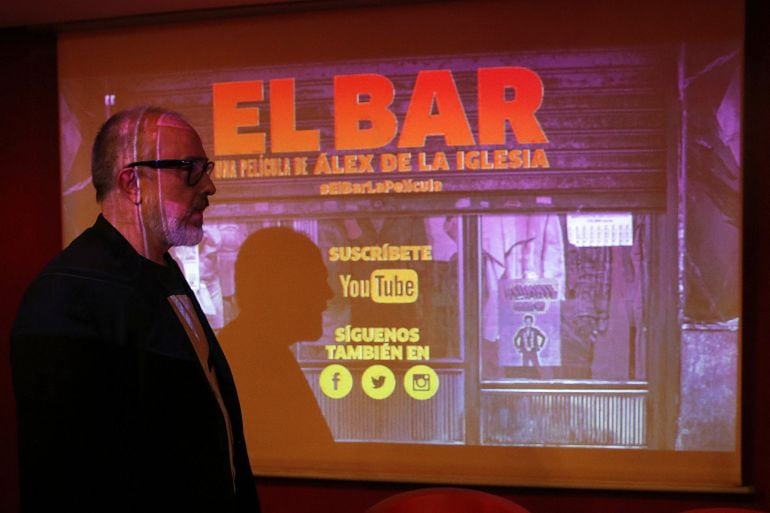 El director Álex de la Iglesia durante su asistencia a un encuentro de música y cine en torno a &quot;El Bar&quot;, la película del director bilbaíno que mañana inaugura, fuera de concurso, el Festival de Málaga.