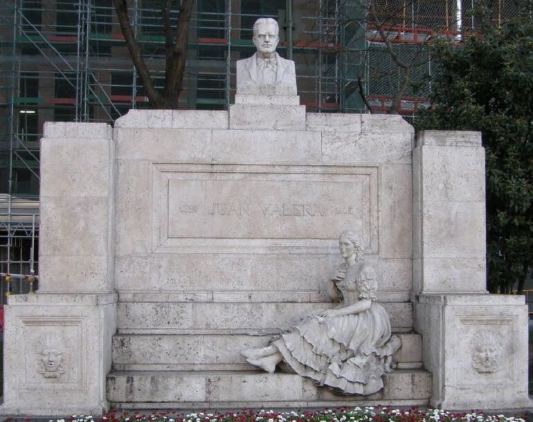 Monumento a Juan Valera en el Paseo de Recoletos de Madrid