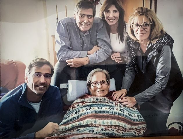 Pedro San Ginés con sus hermanos Leandro, Ángela María y Seneida, junto a su madre Margarita.