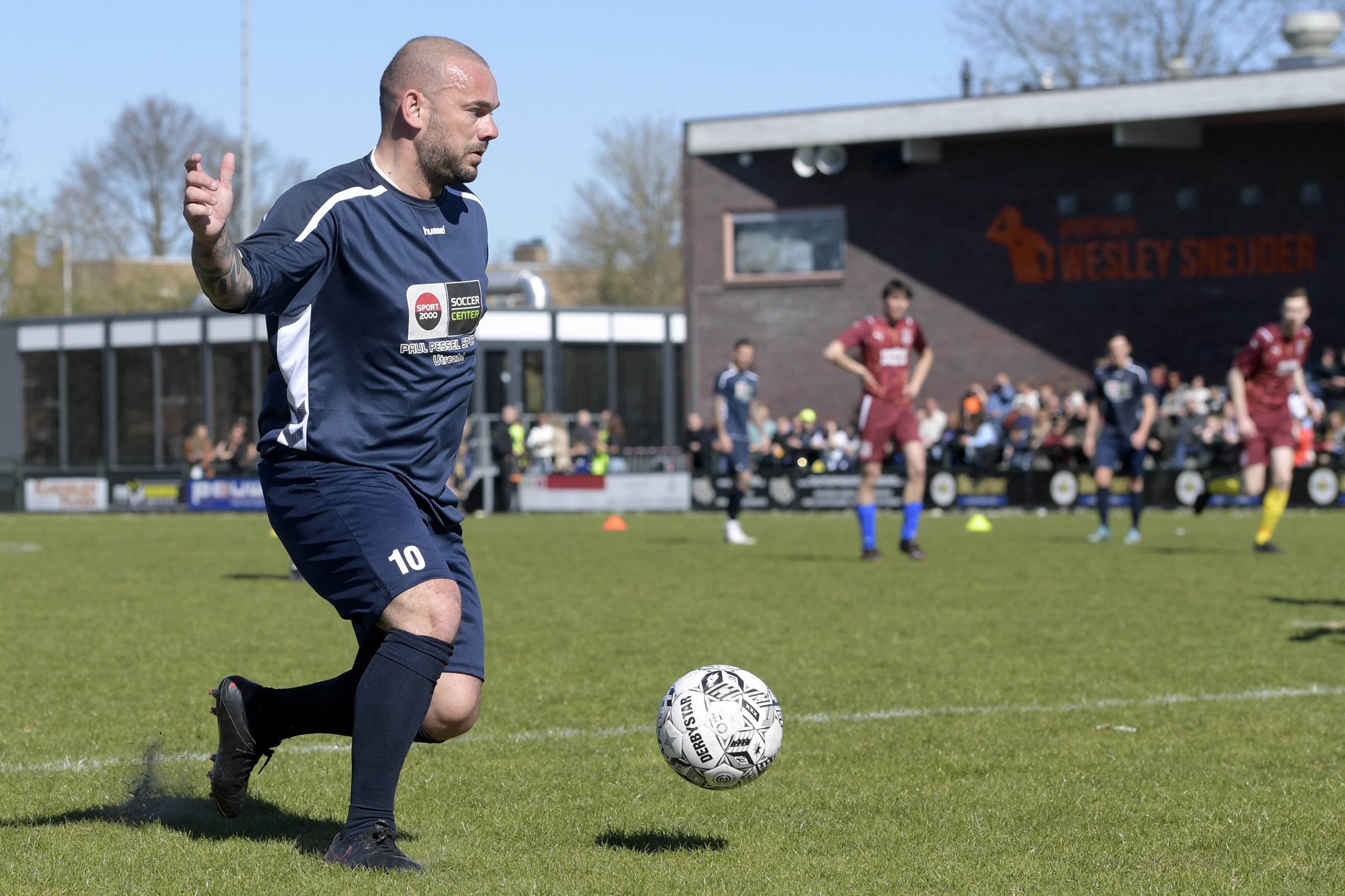 Wesley Sneijder durante el partido bénefico por las víctimas de la guerra de Ucrania