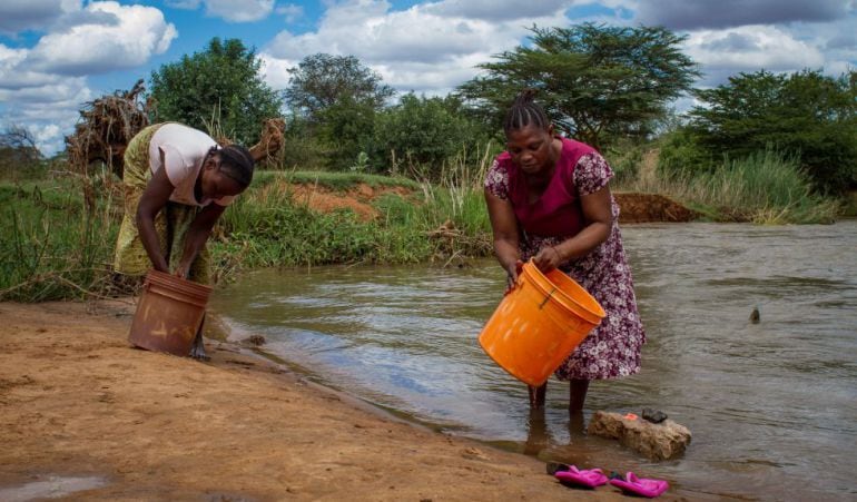 Las mujeres de Mabilioni utilizan el río Pangani como lavadora, ducha y grifo pese a que sus aguas suelen ser bastante turbias. De él recogen agua para las necesidades básicas del hogar, en él se bañan y lavan la ropa.